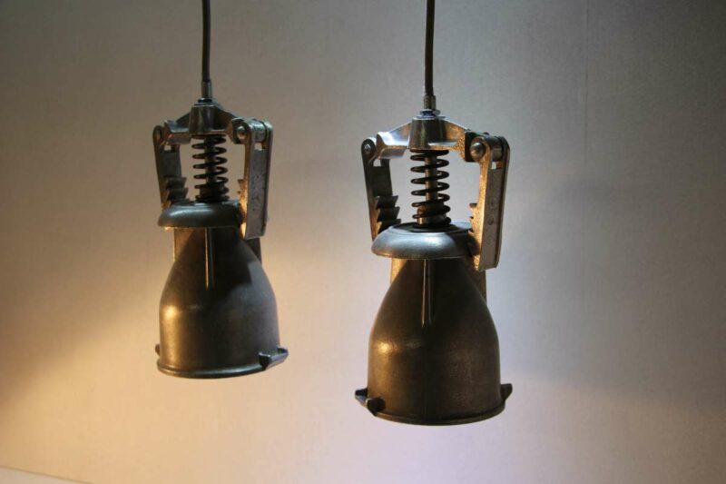 PAIRE DE LAMPES INDUSTRIELLES A SUSPENDRE